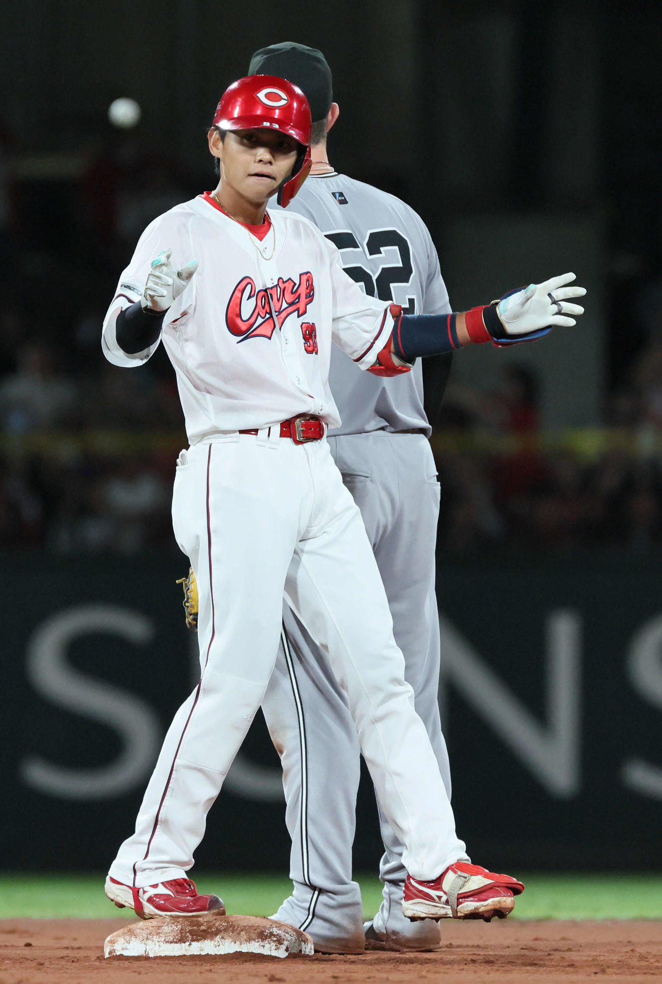 広島対巨人　8回裏広島2死二塁、前川は左適時二塁打を放つ（撮影・加藤孝規）