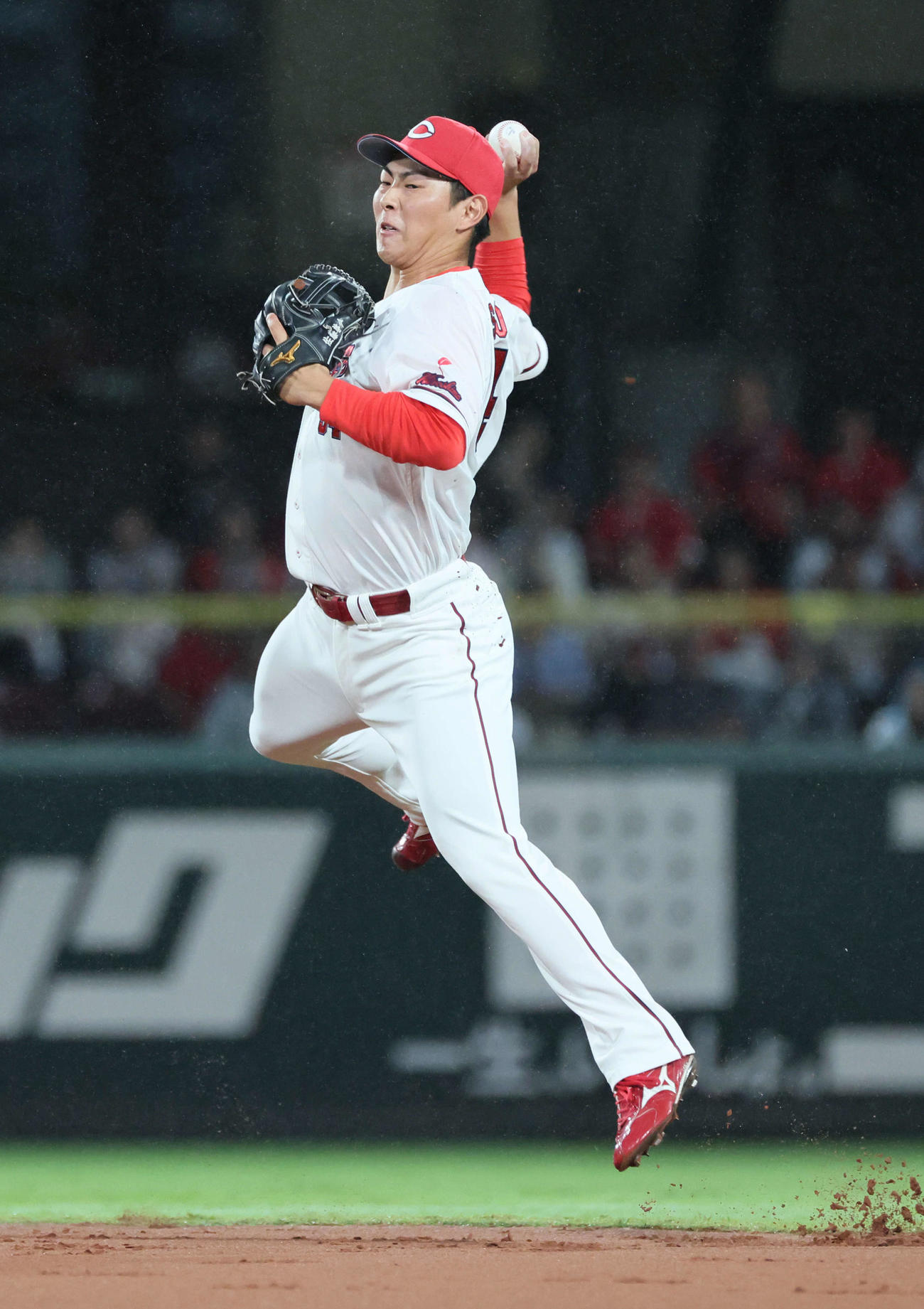 広島対巨人　1回表巨人1死、キャベッジの二塁内野安打で一塁に送球する佐藤啓（撮影・加藤孝規）