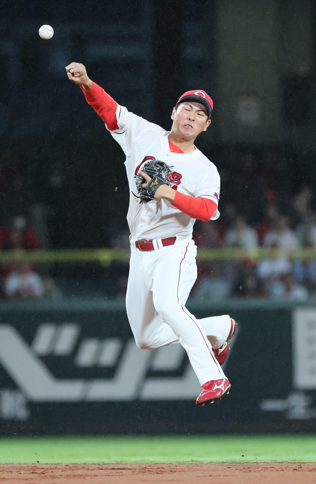 広島対巨人　1回表巨人1死、キャベッジの二塁内野安打で一塁に送球する佐藤啓（撮影・加藤孝規）