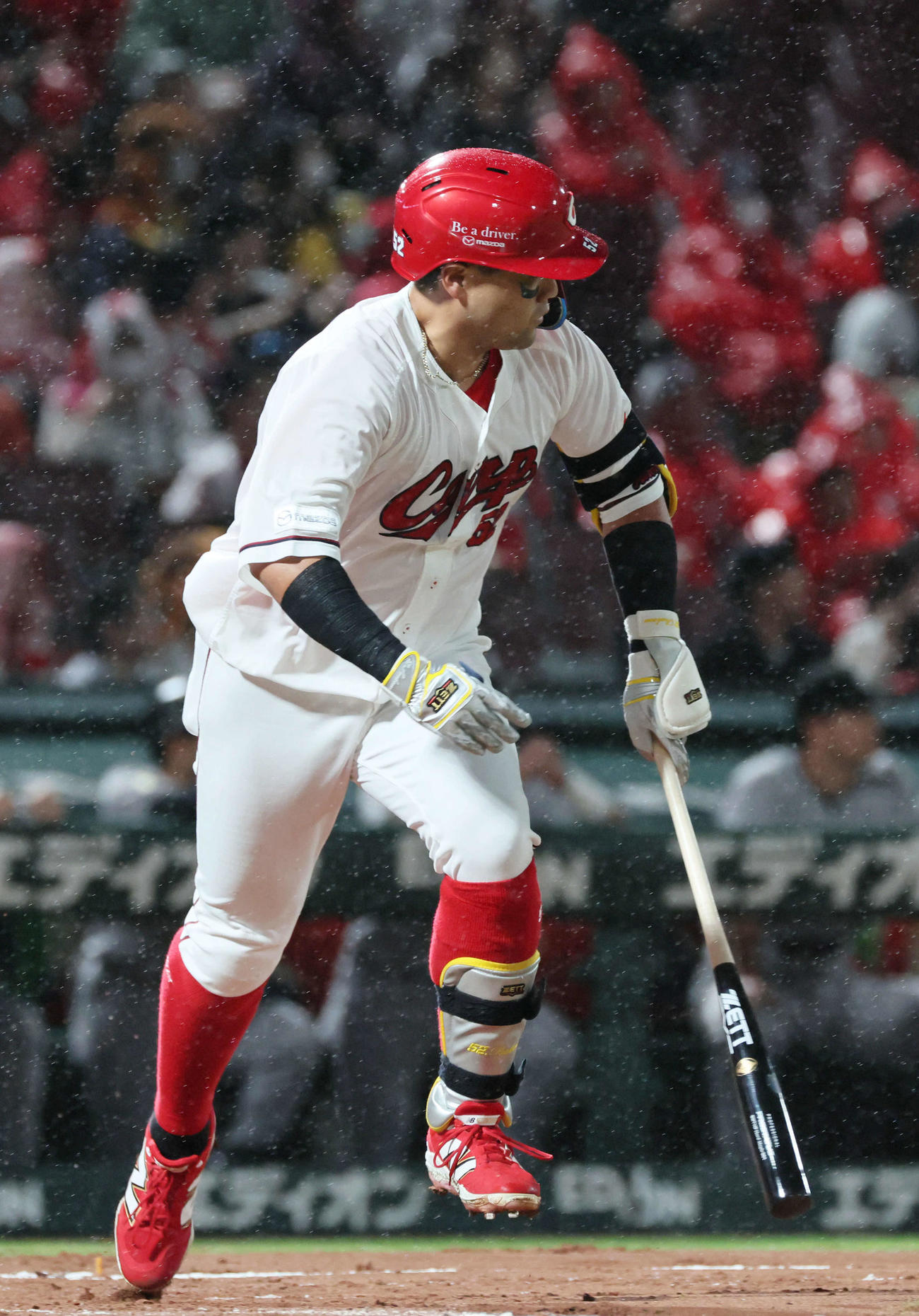 広島対巨人　1回裏広島2死一、二塁、末包は先制左2点適時二塁打を放つ（撮影・加藤孝規）