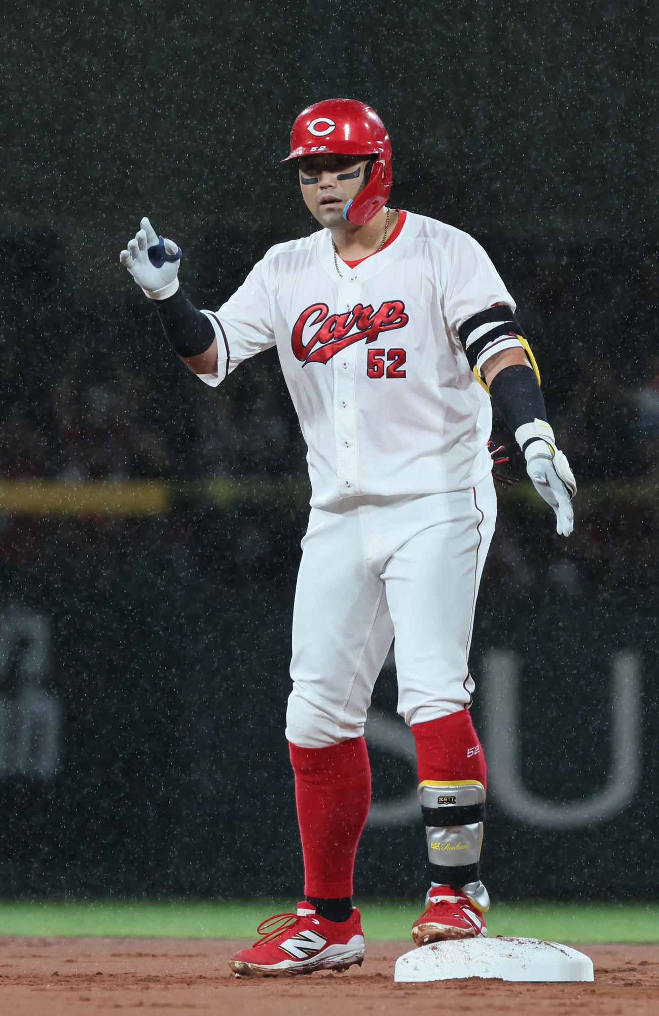 広島対巨人　1回裏広島2死一、二塁、末包は先制左2点適時二塁打を放つ（撮影・加藤孝規）