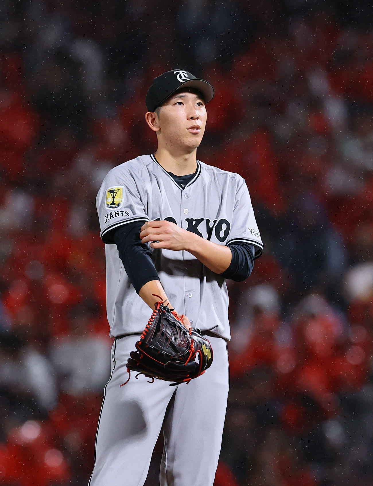 広島対巨人　1回裏広島2死一、二塁、末包に2点適時二塁打を許した戸郷（撮影・藤尾明華）