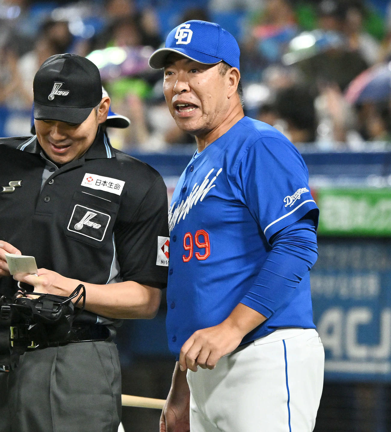 ヤクルト対中日　交代を伝える中日井上監督（撮影・滝沢徹郎）