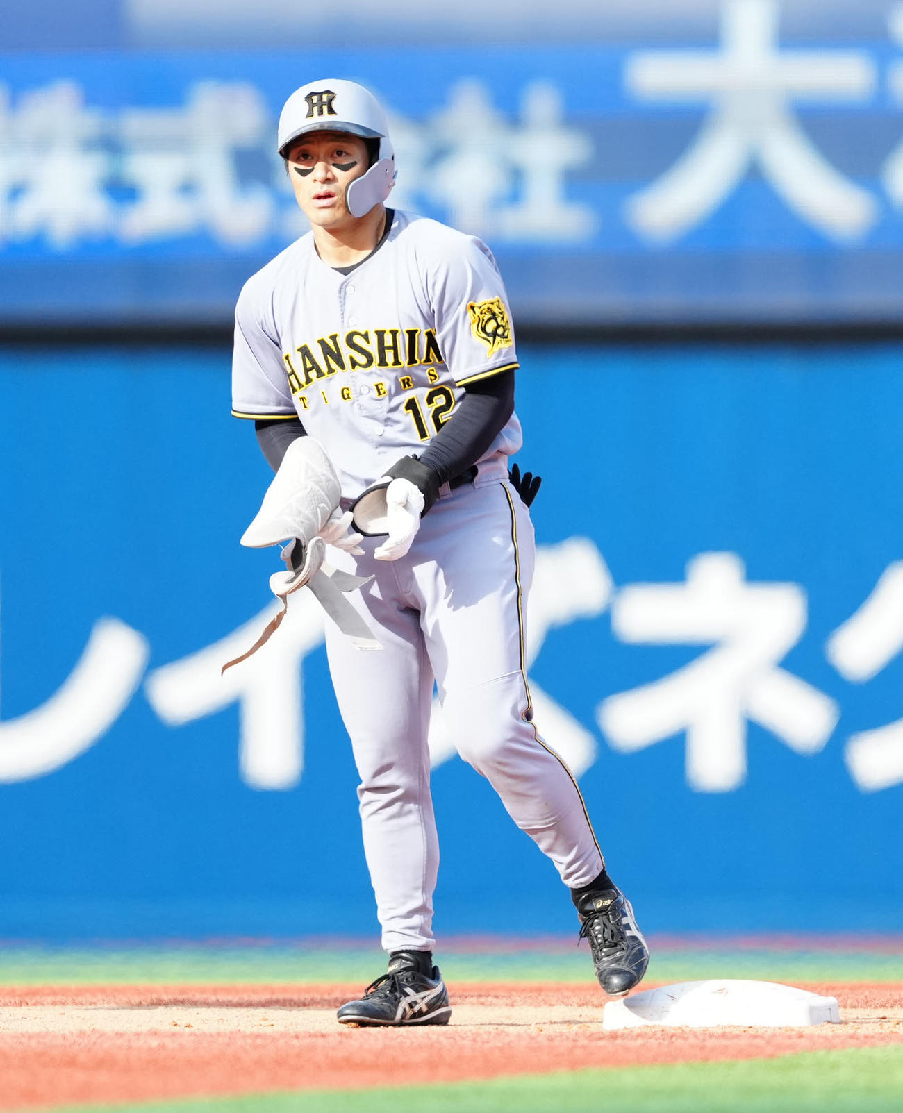 DeNA対阪神　5回表阪神1死、二塁打を放った坂本（撮影・江口和貴）