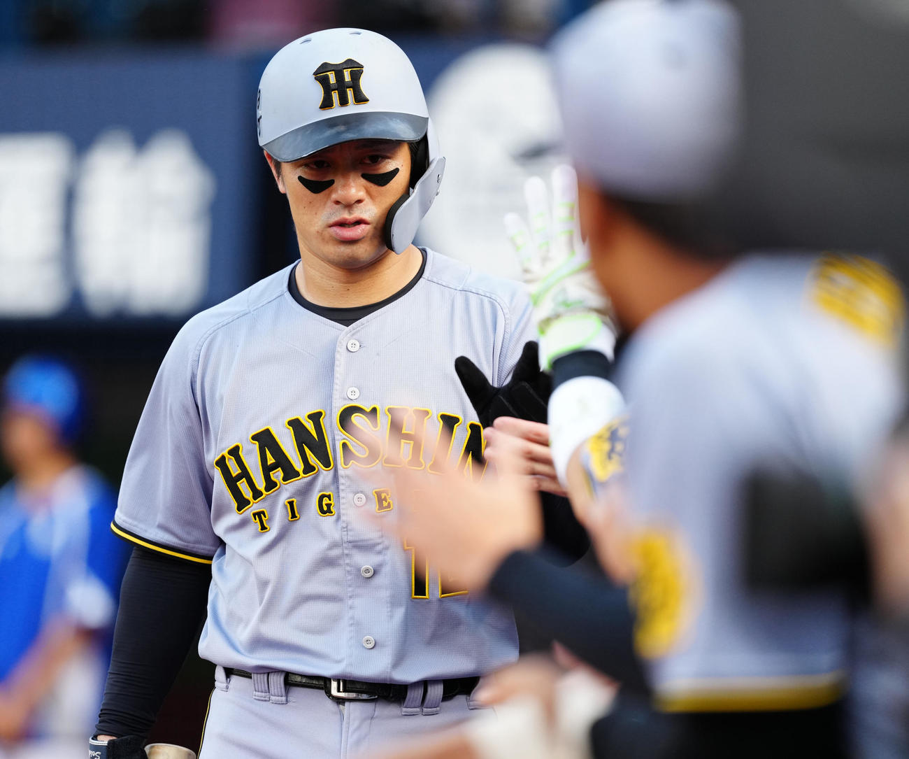 DeNA対阪神　5回表阪神2死満塁、前川の適時打で生還しタッチを交わす坂本（撮影・江口和貴）