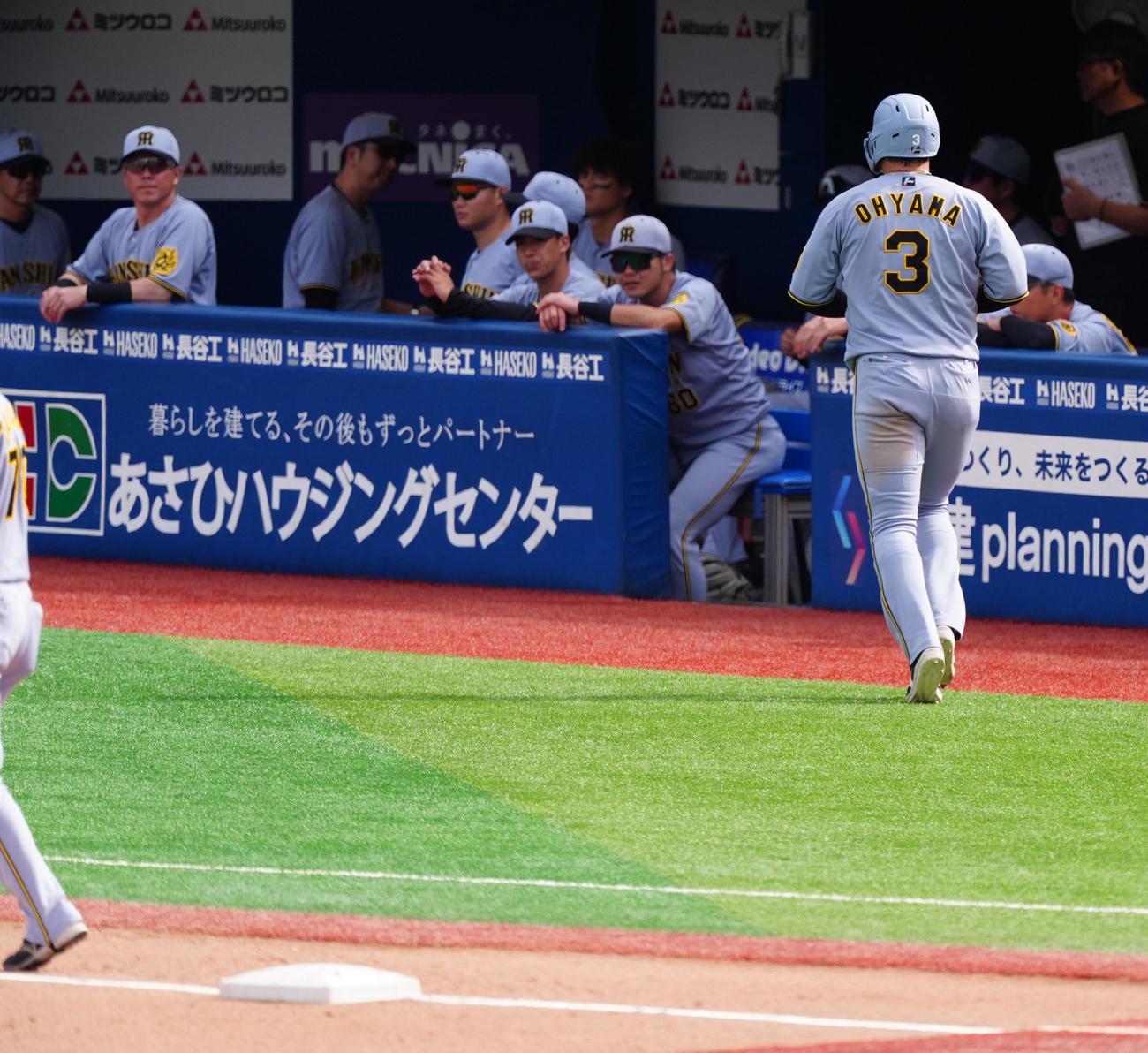 DeNA対阪神　2回表阪神1死一、三塁、坂本は遊飛に倒れ、さらに飛び出した三塁走者大山もアウトとなる（撮影・清水貴仁）