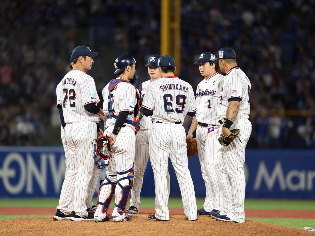 ヤクルト対中日　7回表中日、マウンドに集まるヤクルトナイン（撮影・増田悦実）