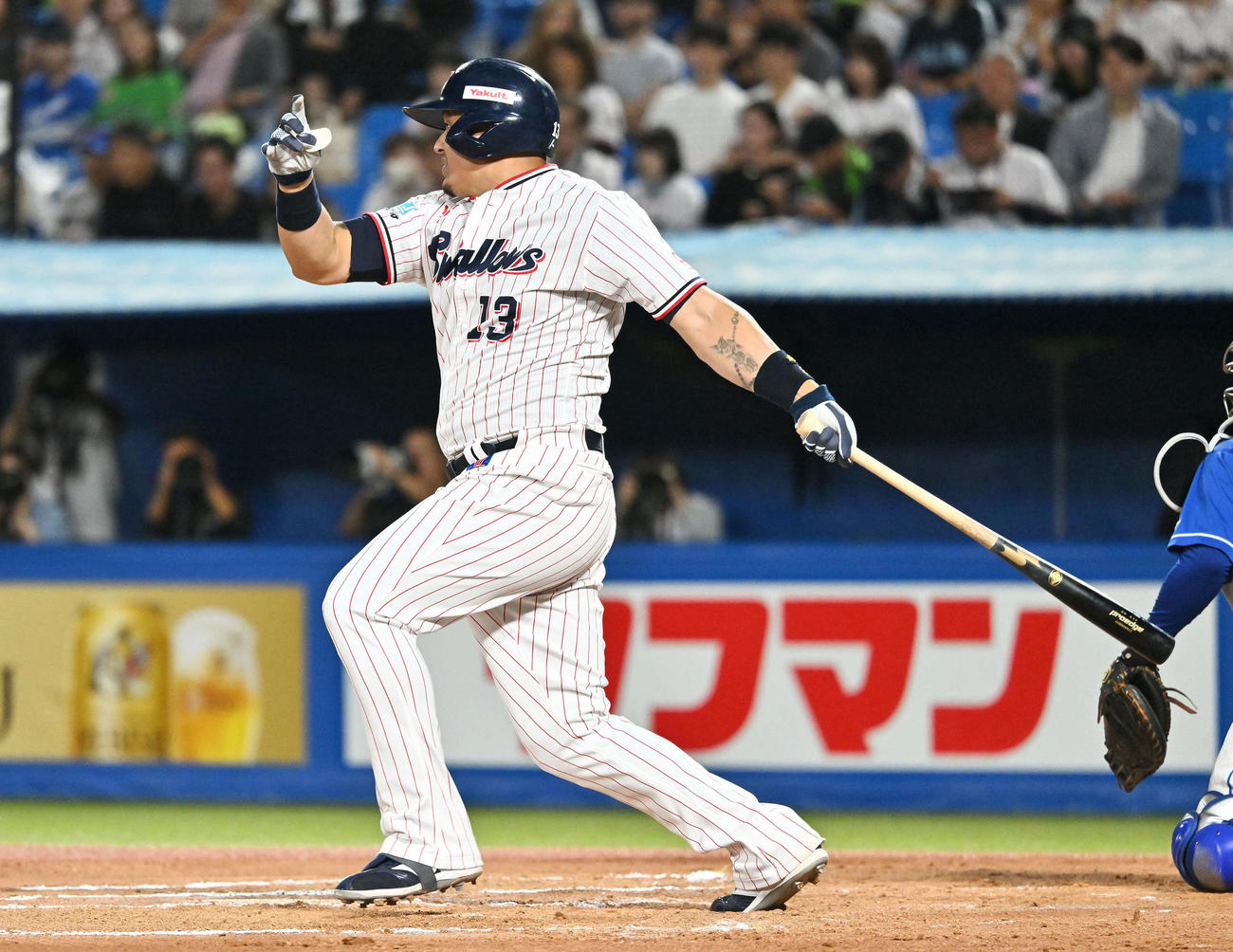 ヤクルト対中日　6回裏ヤクルト1死、オスナは右前打を放つ（撮影・滝沢徹郎）