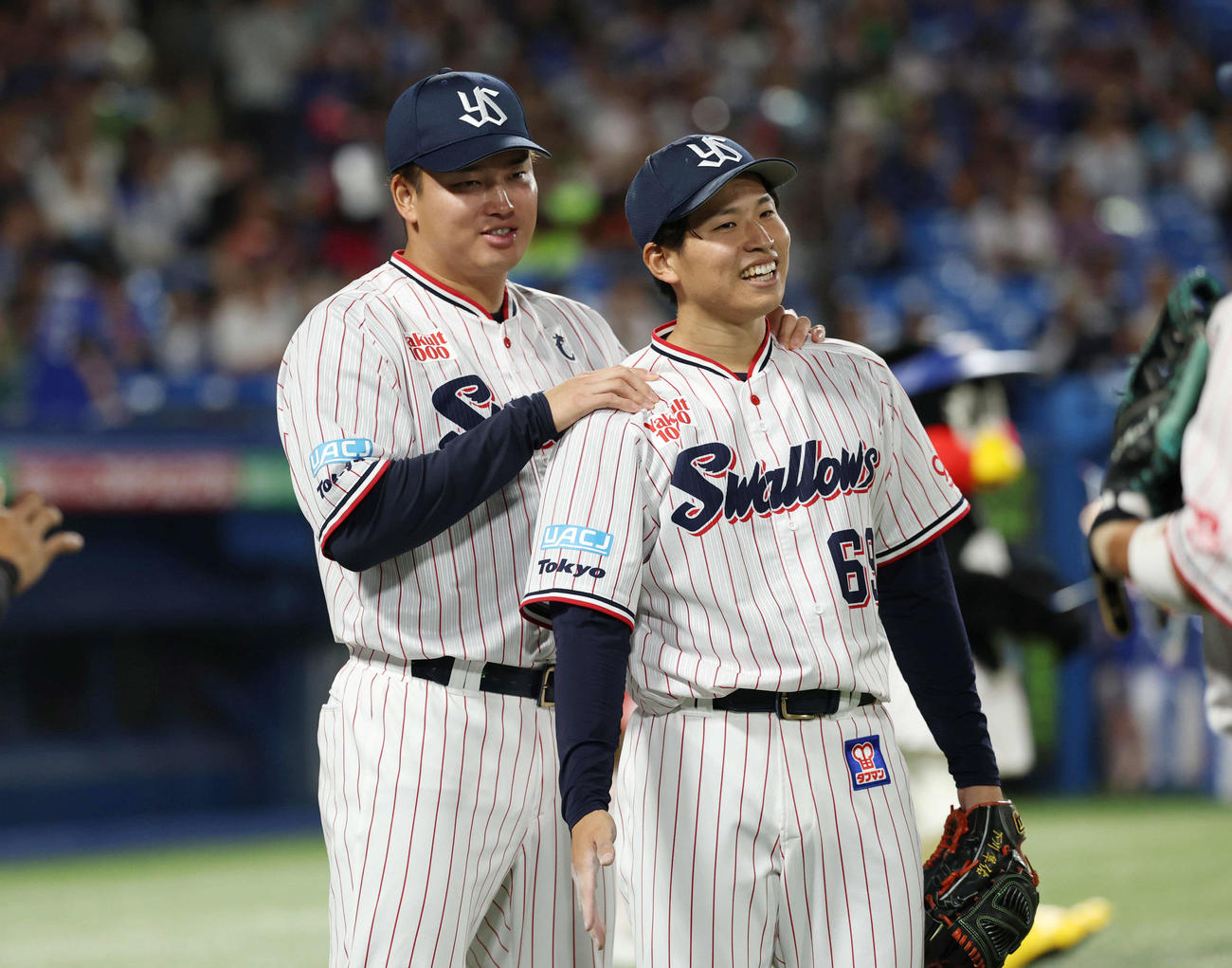 ヤクルト対中日　7回表中日、ピンチをしのぎ、ベンチへ戻ってきたヤクルト下川（右）の肩をもむ村上（撮影・増田悦実）