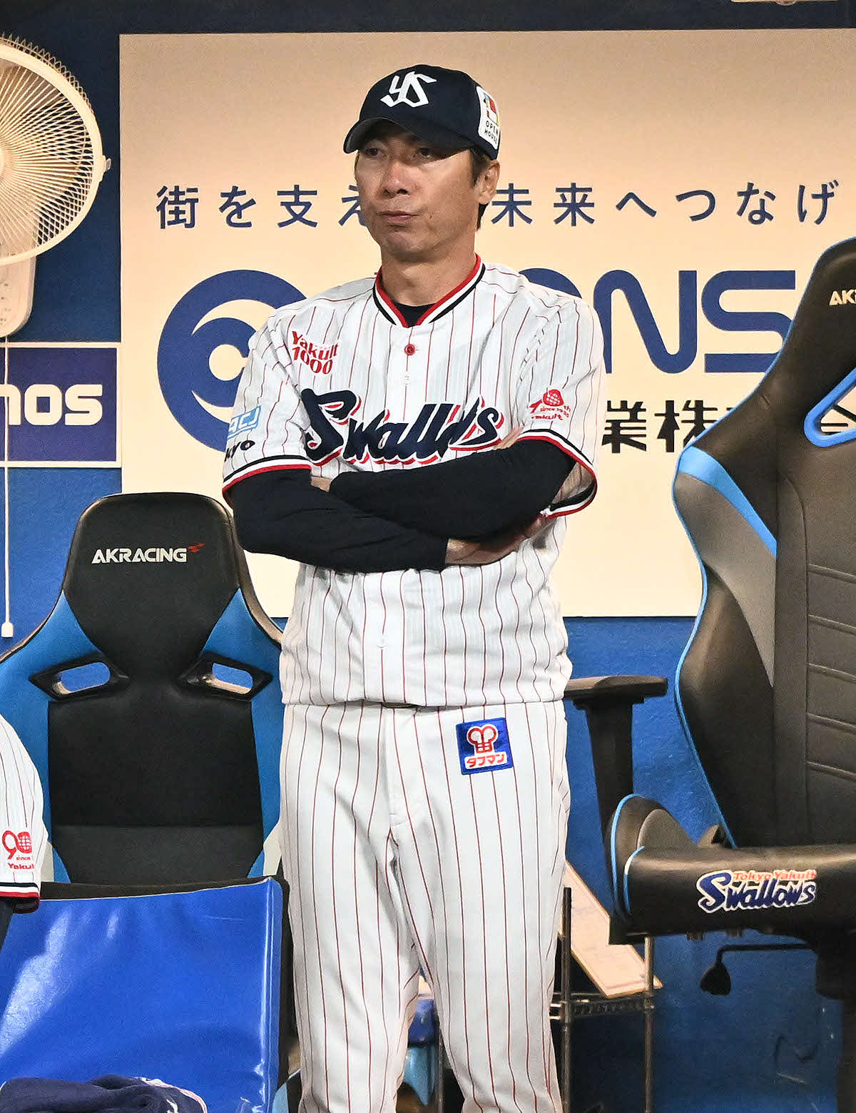 ヤクルト対中日　9回裏、ベンチで浮かない表情のヤクルト高津監督（撮影・滝沢徹郎）