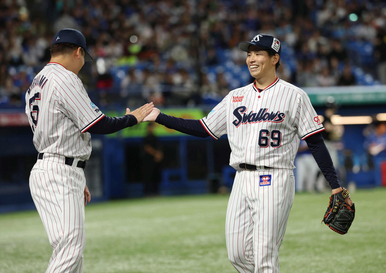ヤクルト対中日　7回表中日、ピンチをしのぎ笑顔でハイタッチをするヤクルト下川（右）と村上（撮影・増田悦実）