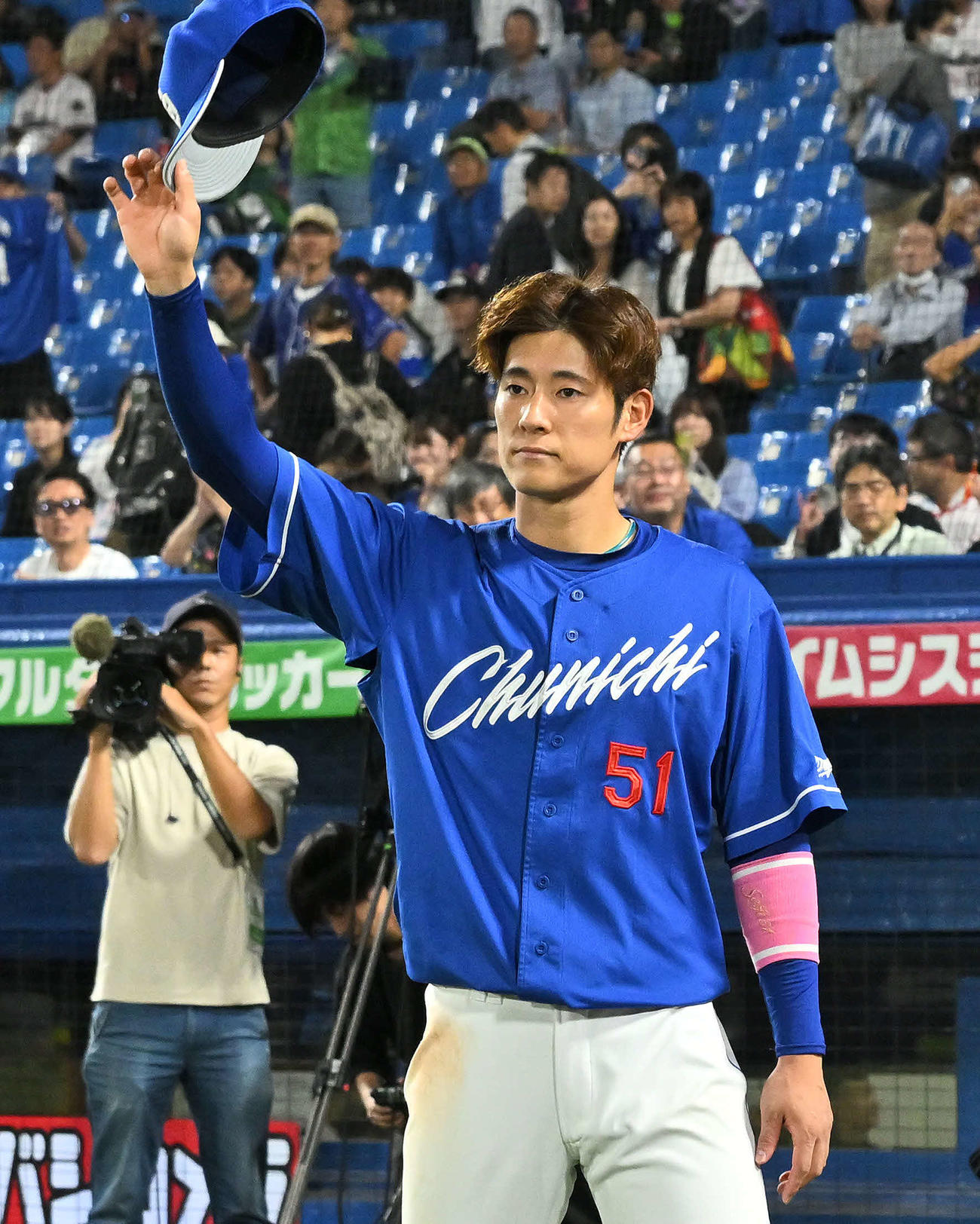 ヤクルト対中日　ヒーローインタビューを終えファンの祝福に応じる中日上林（撮影・滝沢徹郎）