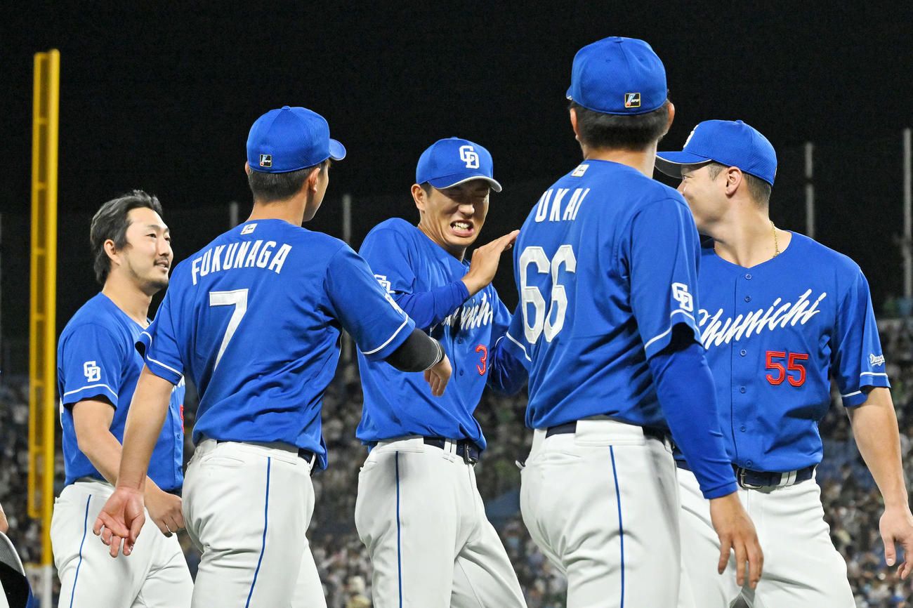 ヤクルト対中日　試合後、プロ初安打の中日森駿（中央）はチームメートから手荒い祝福を受ける（撮影・滝沢徹郎）