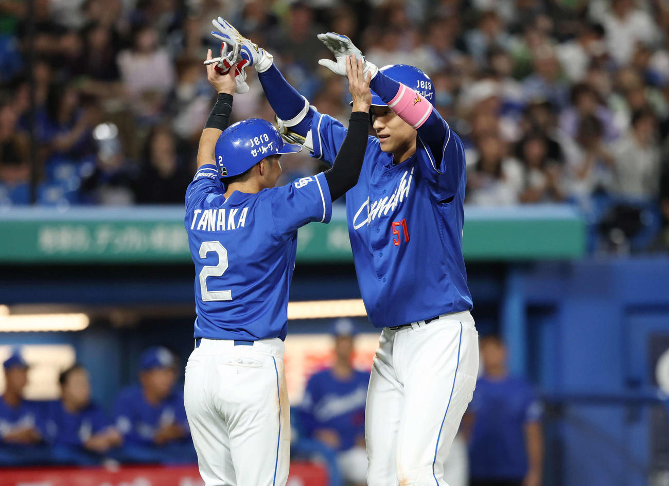 ヤクルト対中日　4回表中日1死一塁、右越え2点本塁打を放ち生還し、田中（左）とハイタッチを交わす上林（撮影・増田悦実）