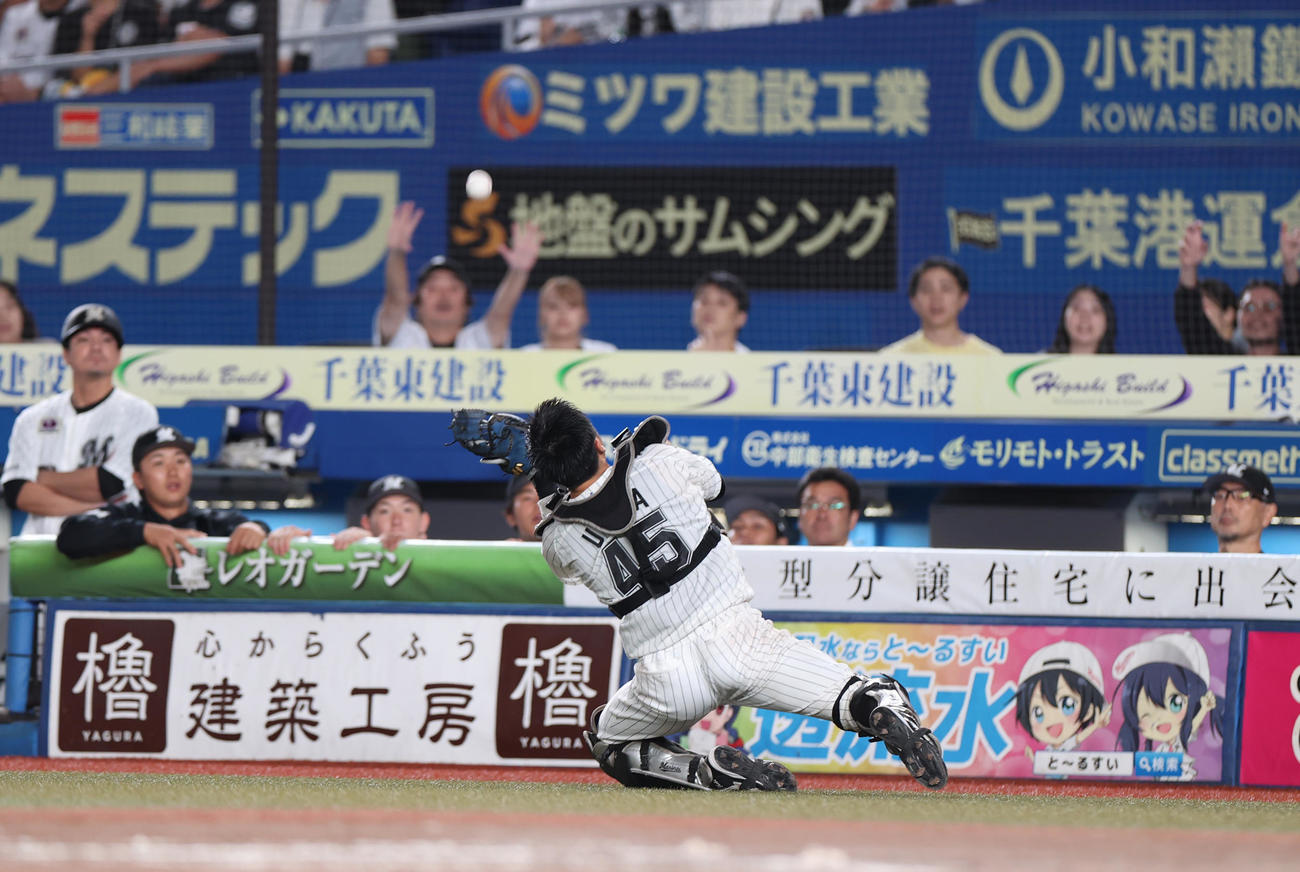 ロッテ対西武　9回表西武無死満塁、山村の捕邪飛を処理する植田（撮影・水谷安孝）