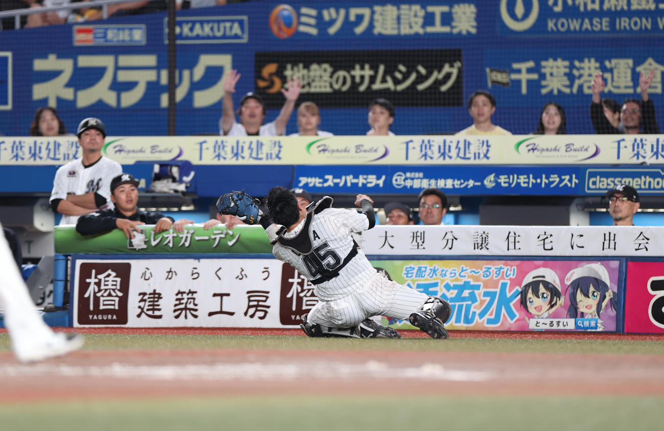 ロッテ対西武　9回表西武無死満塁、山村の捕邪飛を処理する植田（撮影・水谷安孝）