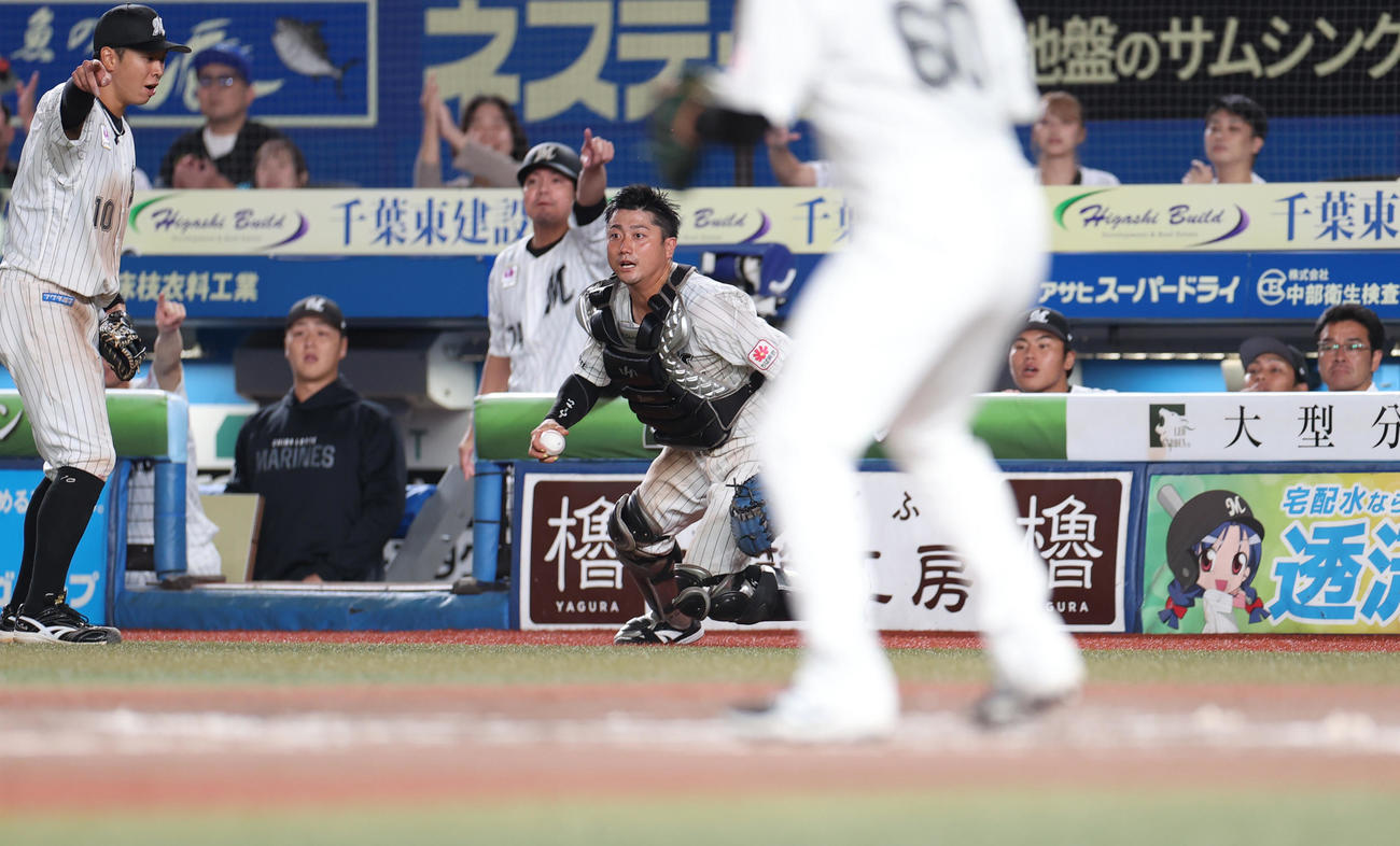 ロッテ対西武　9回表西武無死満塁、山村の捕邪飛を処理する植田（撮影・水谷安孝）