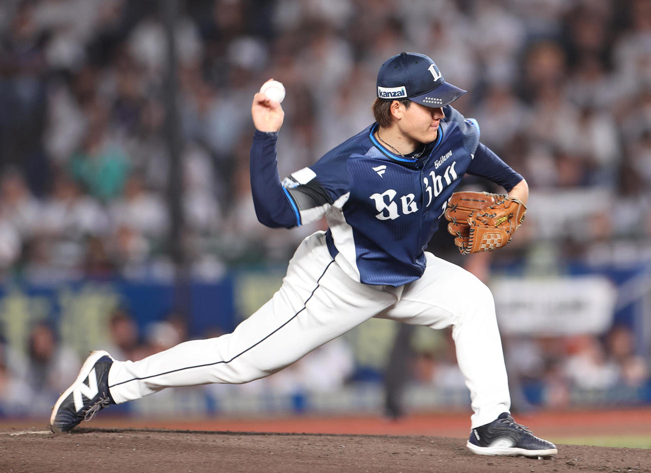 ロッテ対西武　力投する西武先発与座（撮影・水谷安孝）