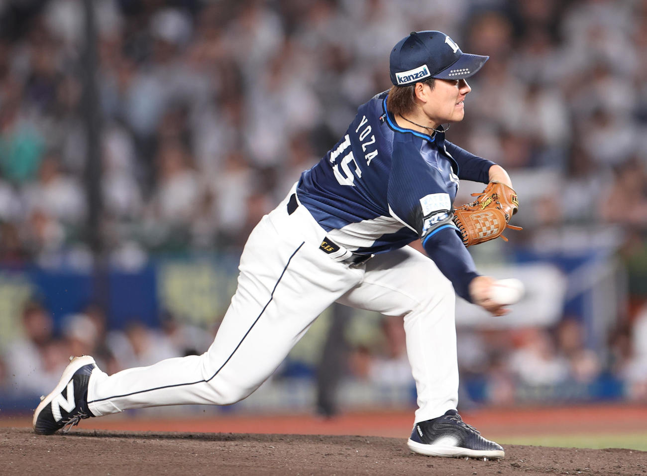 ロッテ対西武　力投する西武先発与座（撮影・水谷安孝）