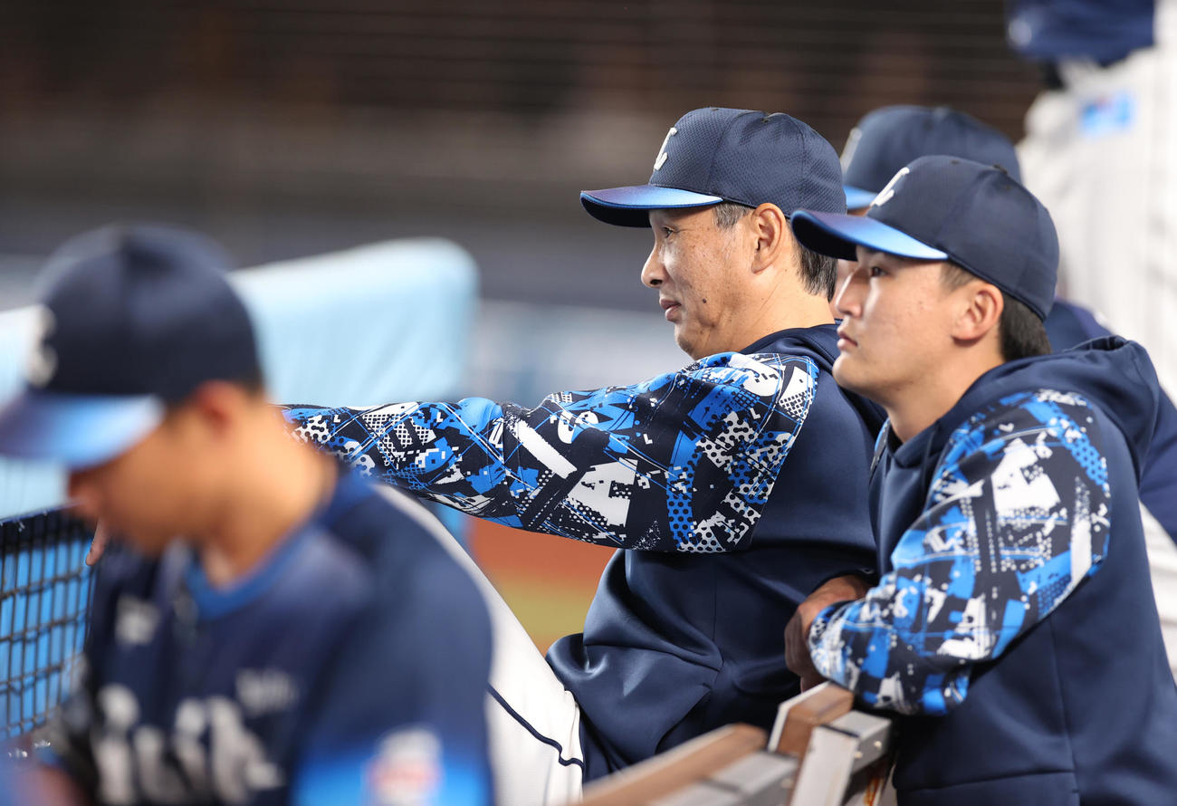 ロッテ対西武　ベンチで戦況を見守る西武西口監督（中央）（撮影・水谷安孝）＝2025年9月23日