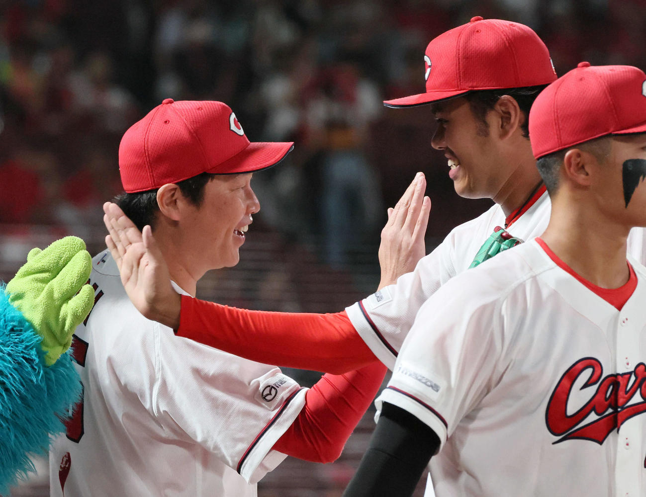 広島対巨人　菊地（右）を迎える新井監督（撮影・加藤孝規）