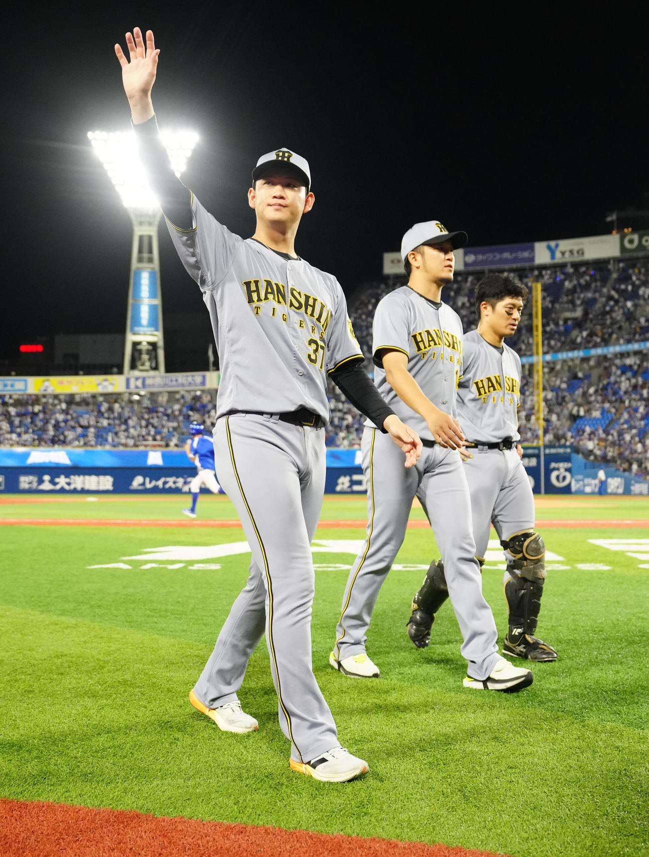 DeNA対阪神　試合後、ファンにあいさつする阪神及川（左）（撮影・江口和貴）