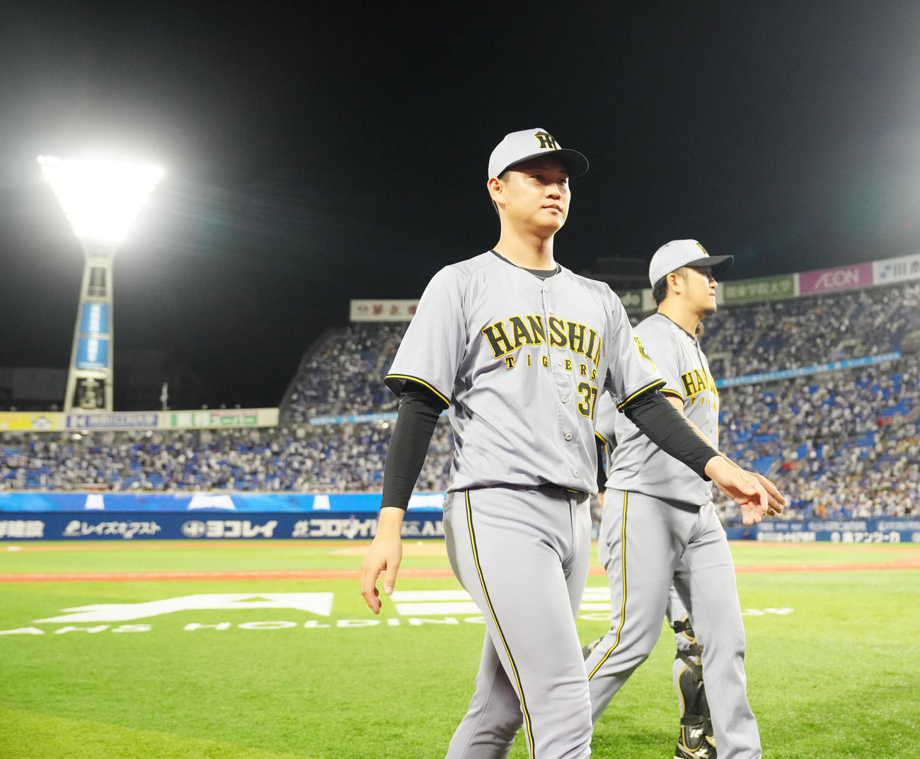 DeNA対阪神　試合後、引き揚げる阪神及川（左）（撮影・江口和貴）