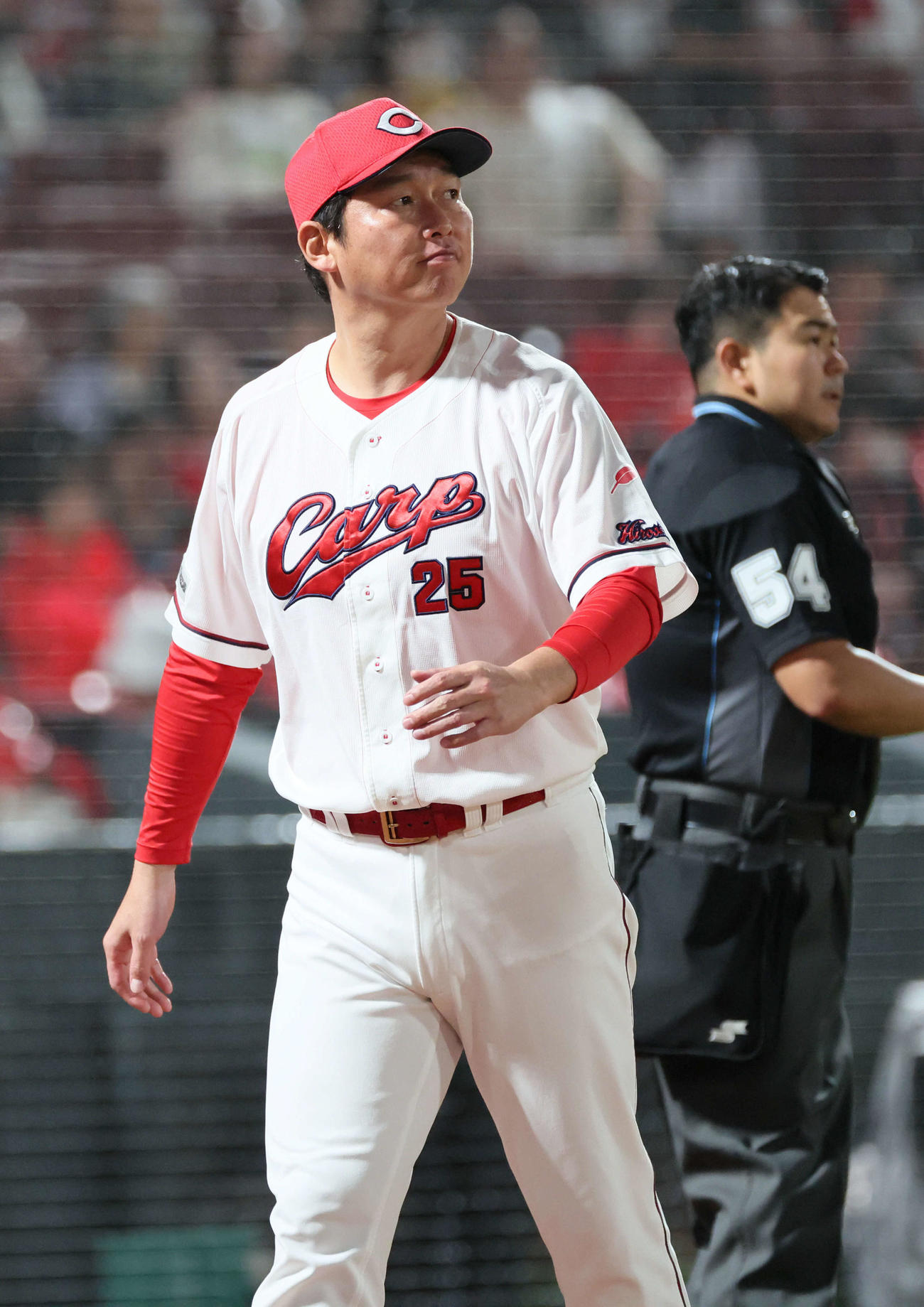 広島対巨人　7回裏終了時、交代を告げる新井監督（撮影・加藤孝規）