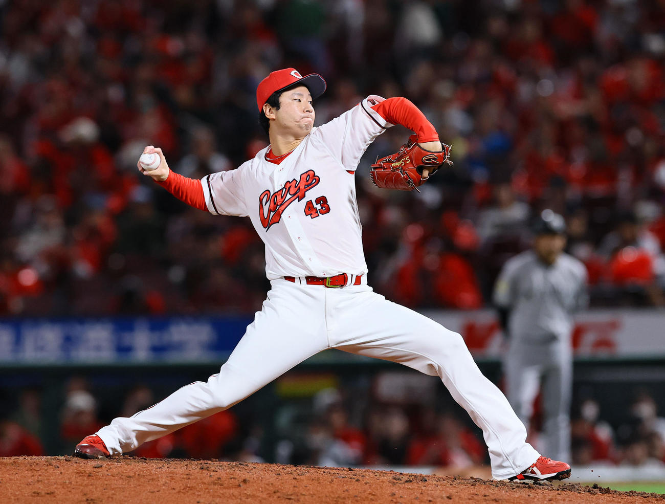 広島対巨人　8回、3番手で登板した広島島内（撮影・藤尾明華）