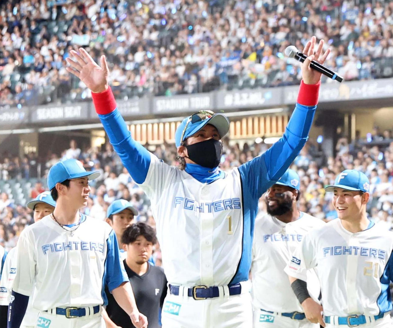 日本ハム対楽天　ホーム最終戦セレモニーでスタンドに手を振る新庄監督（撮影・黒川智章）