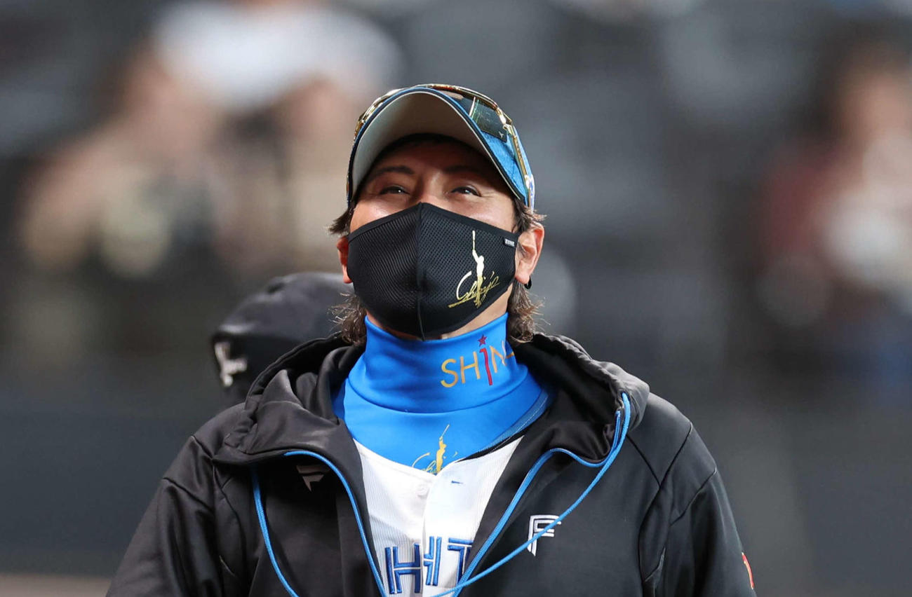 日本ハム対楽天　選手交代を告げ引き揚げる新庄監督（撮影・黒川智章）