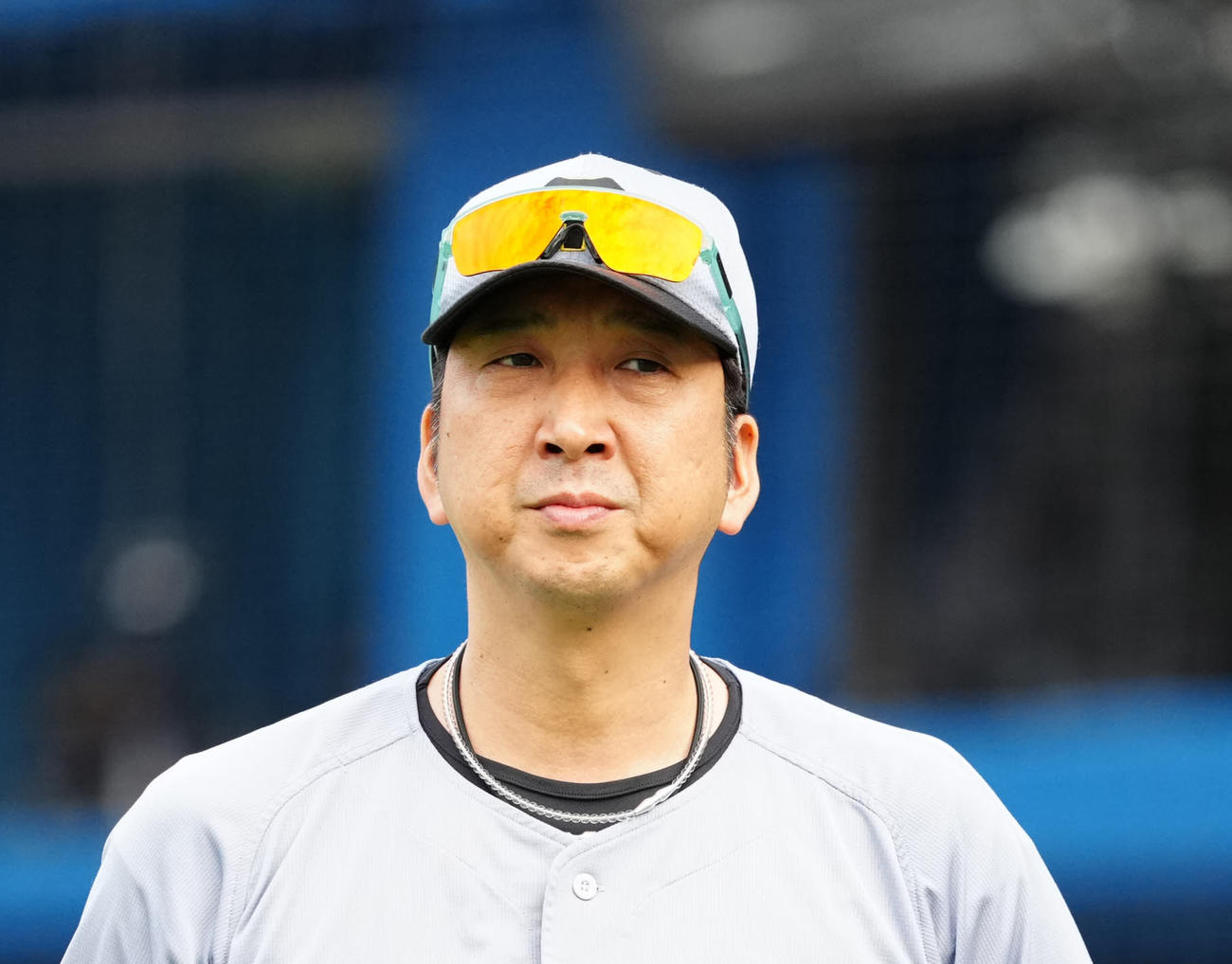 DeNA対阪神　6回裏開始前、選手交代を告げた阪神藤川監督（撮影・江口和貴）