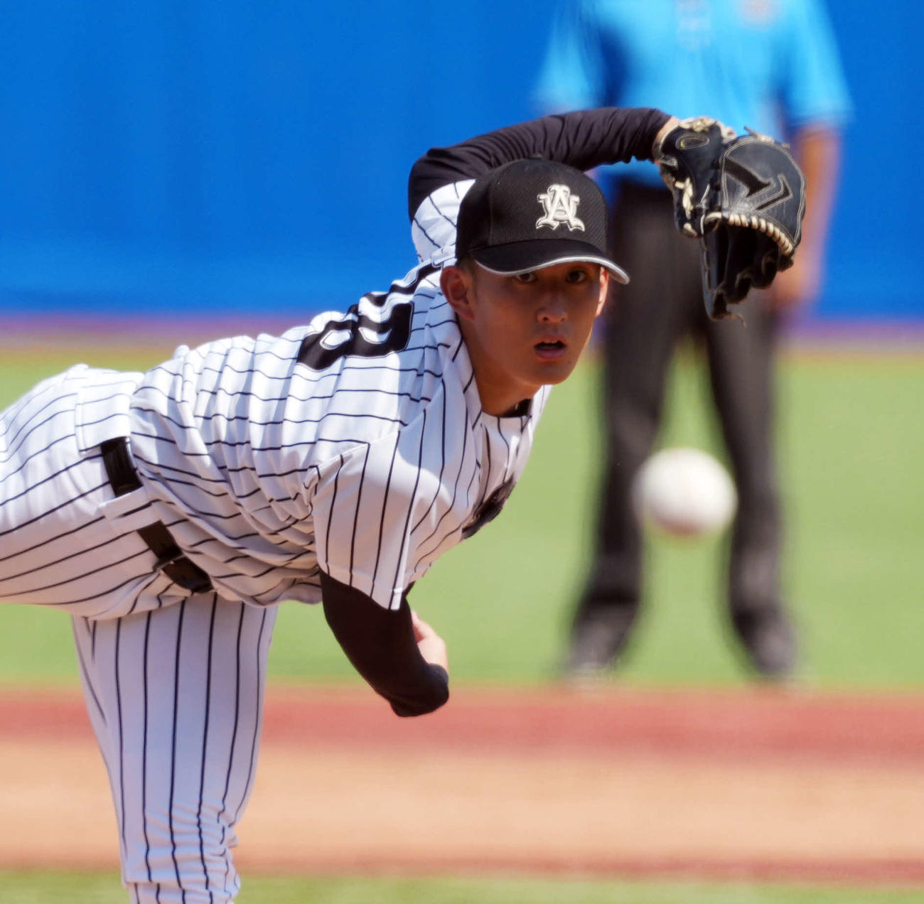 亜大対駒大　先発の亜大・斉藤（撮影・小島史椰）