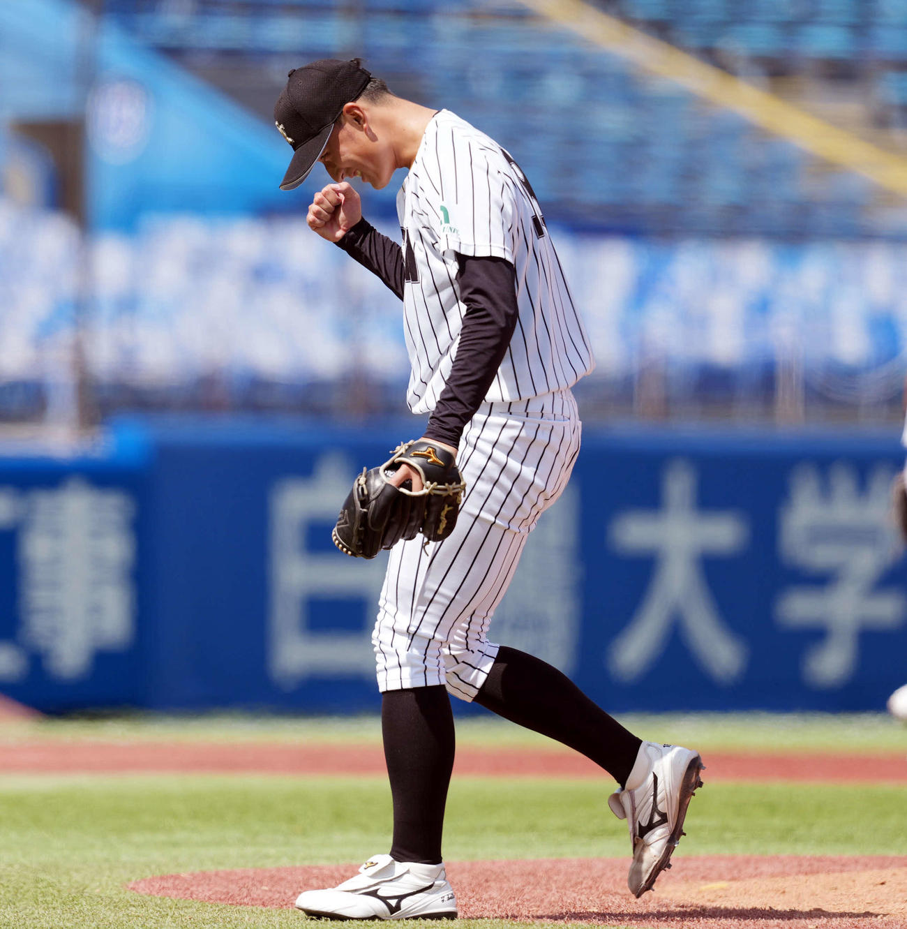 亜大対駒大　駒大に勝利しガッツポーズをする亜大・斉藤（撮影・小島史椰）
