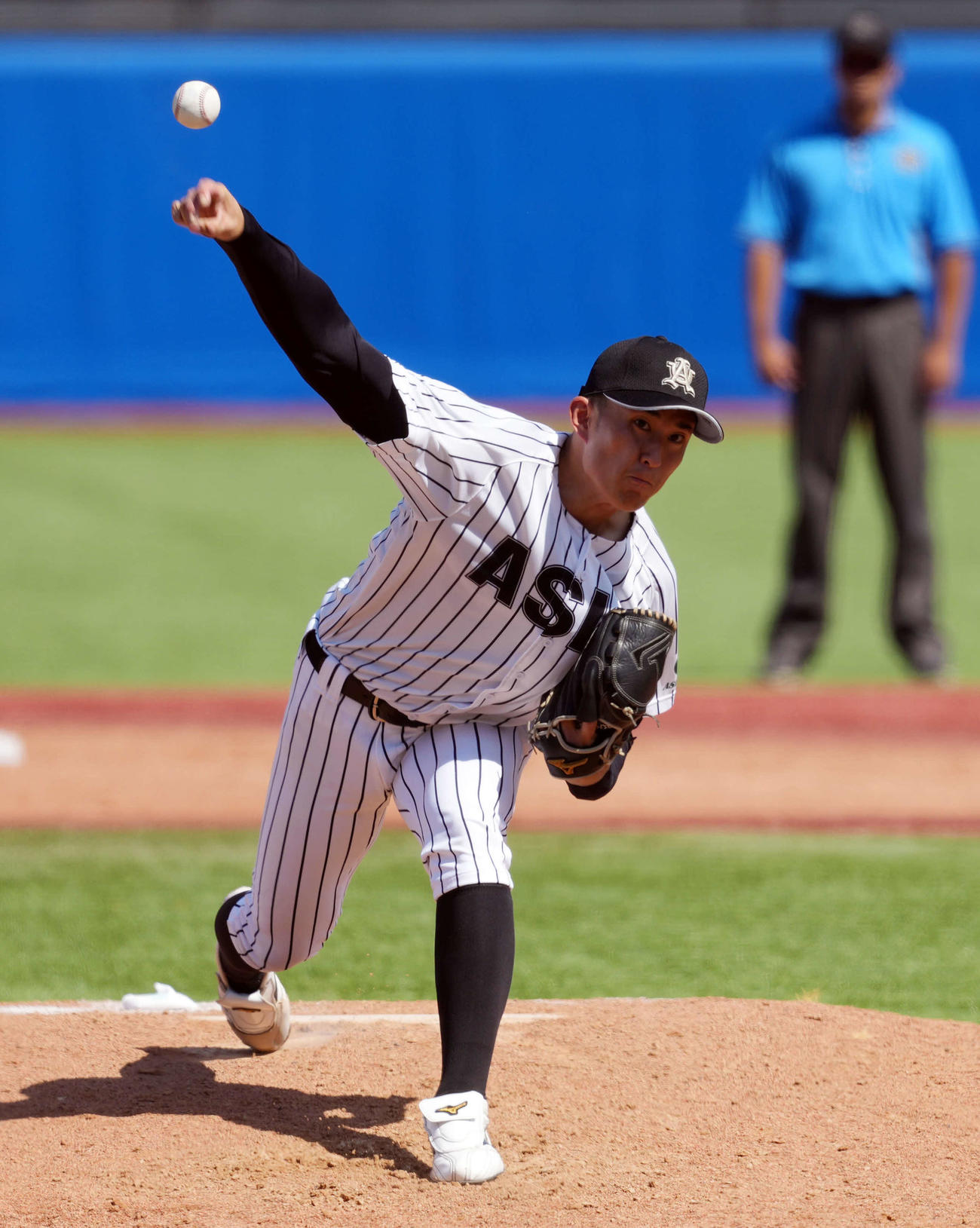 亜大対駒大　先発の亜大・斉藤（撮影・小島史椰）