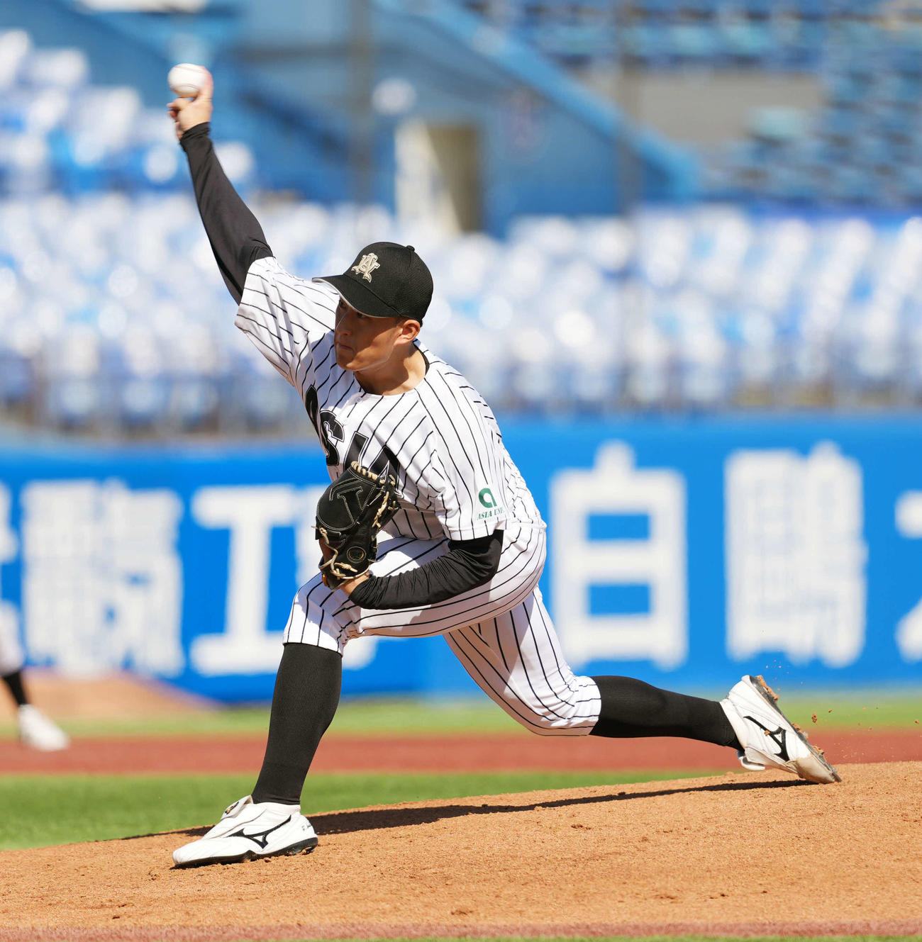 亜大対駒大　先発の亜大・斉藤（撮影・小島史椰）