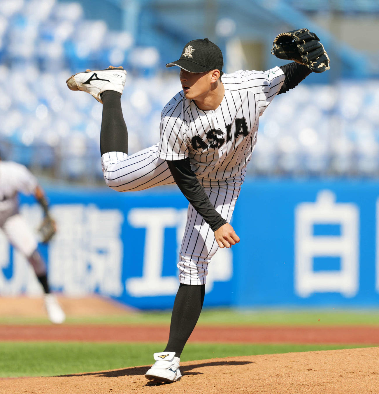 亜大対駒大　先発の亜大・斉藤（撮影・小島史椰）