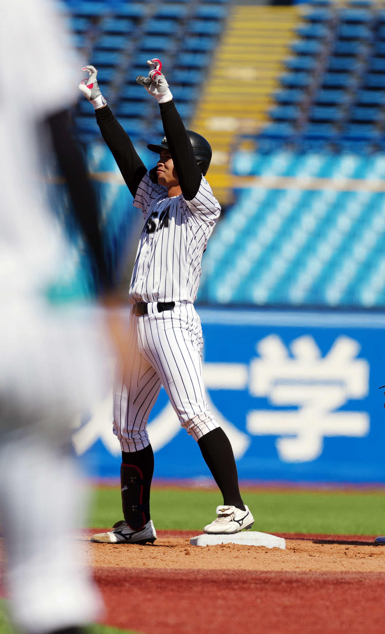 亜大対駒大　3回表亜大2死一、二塁、2点適時二塁打を放ちポーズをする上原口（撮影・小島史椰）