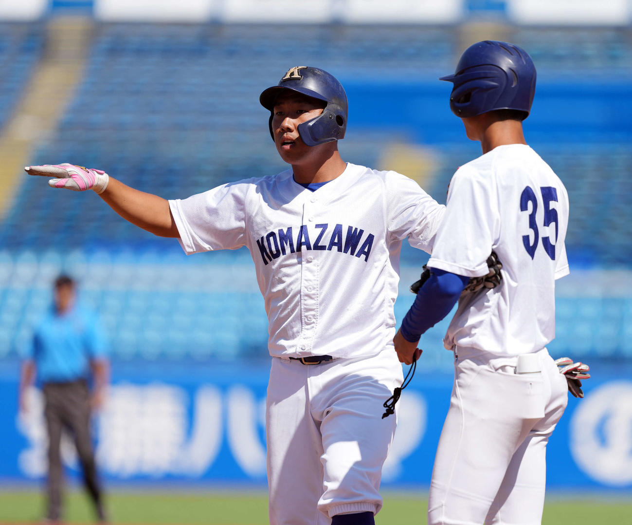 亜大対駒大　4回裏駒大1死一、三塁、右前適時打を放つ鳥山（撮影・小島史椰）
