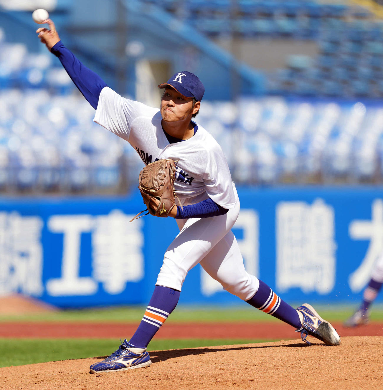 亜大対駒大　先発の駒大・仲村（撮影・小島史椰）