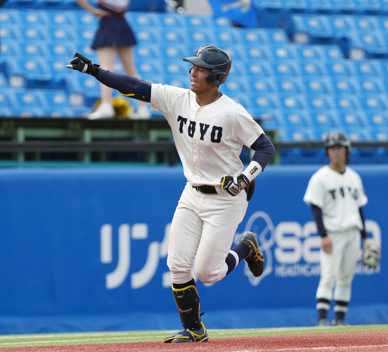 東洋大対国学院大　9回表東洋大1死、ソロ本塁打を放つ東洋大・池田（撮影・小島史椰）