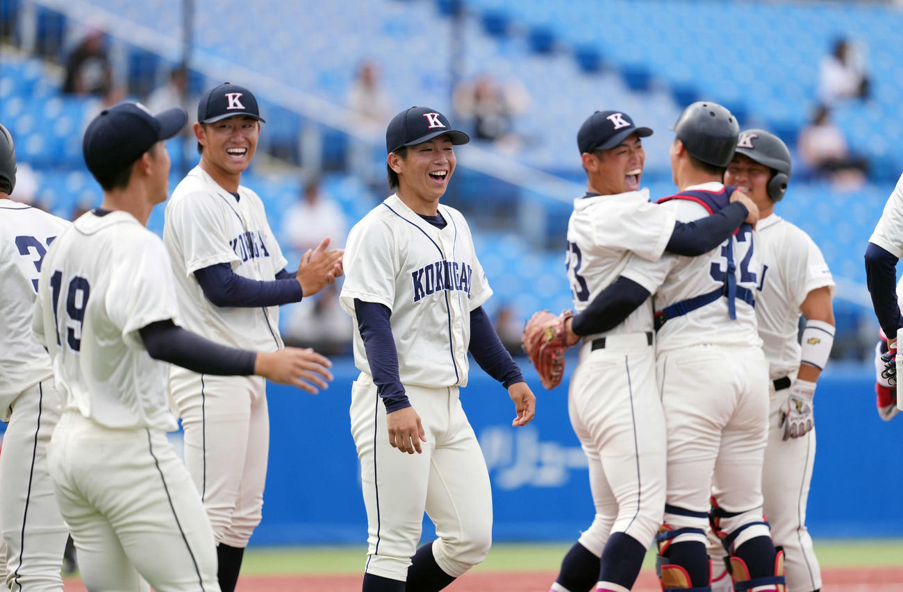 東洋大対国学院大　東洋大に勝利し笑顔を見せる国学院大ナイン（撮影・小島史椰）