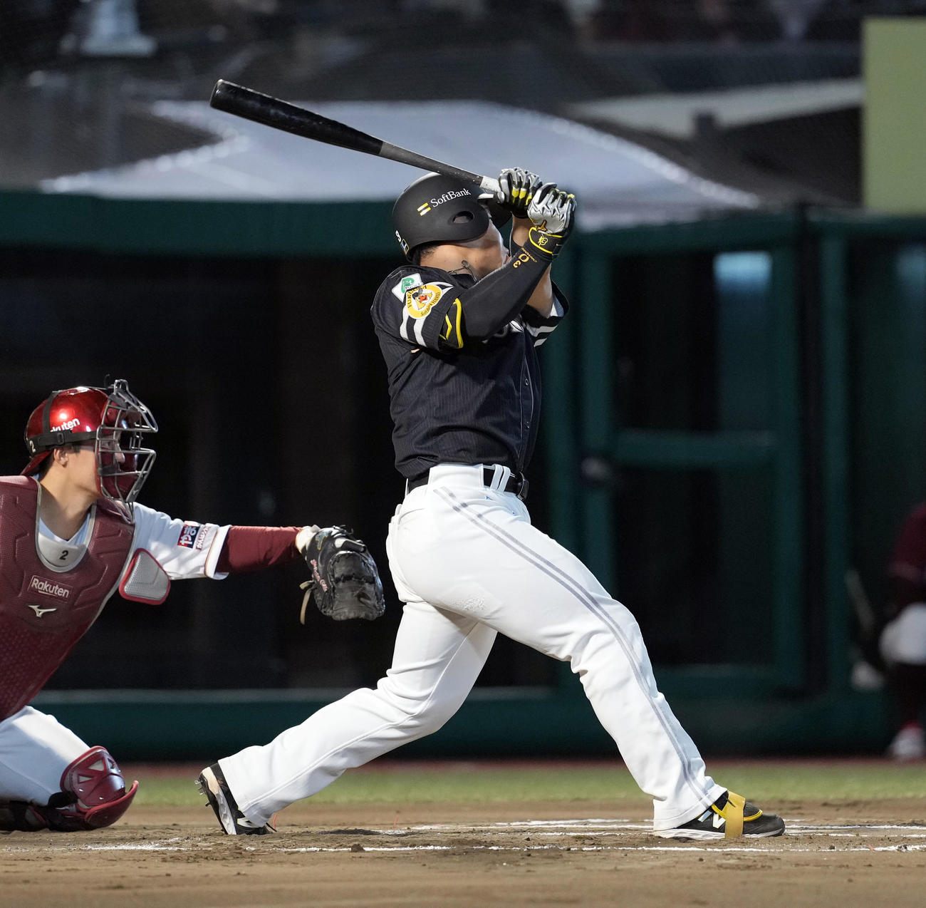 楽天対ソフトバンク　6回表ソフトバンク無死満塁、2点適時二塁打を放つ近藤（撮影・たえ見朱実）
