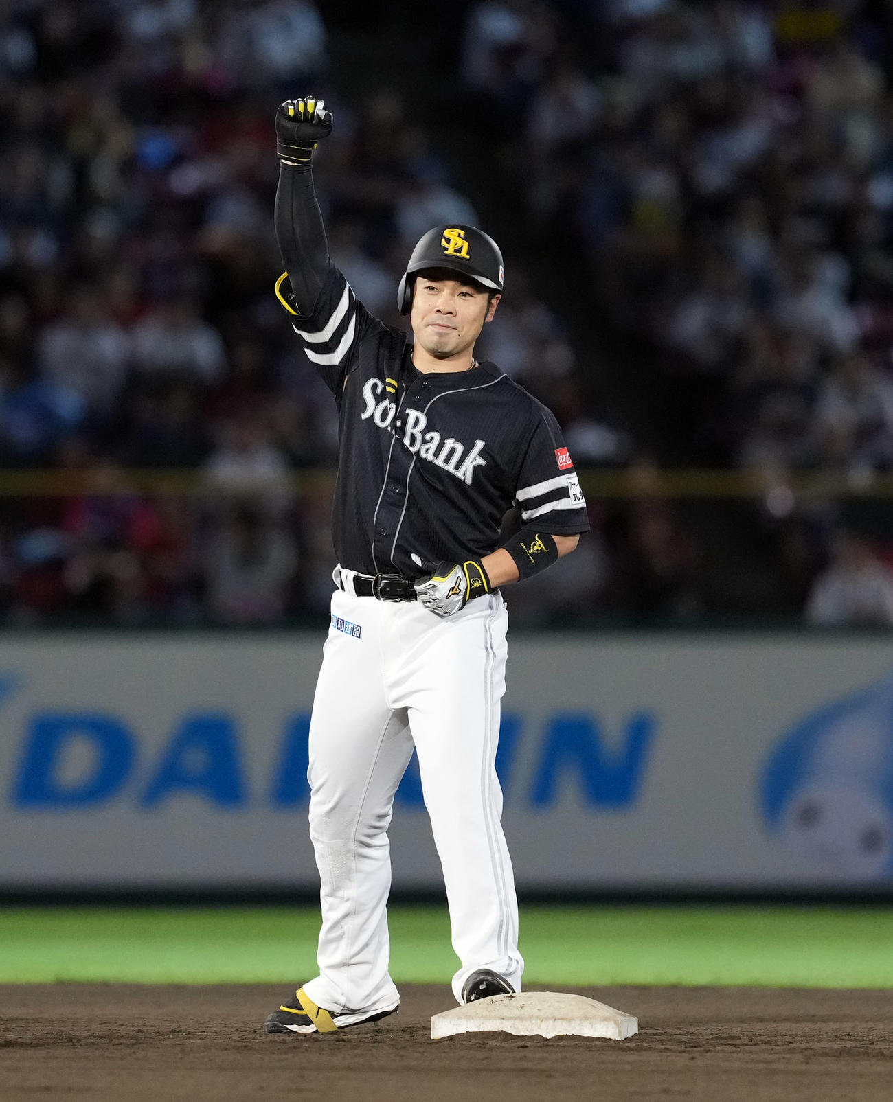 楽天対ソフトバンク　6回表ソフトバンク無死満塁、2点適時二塁打を放ちポーズを決める近藤（撮影・たえ見朱実）