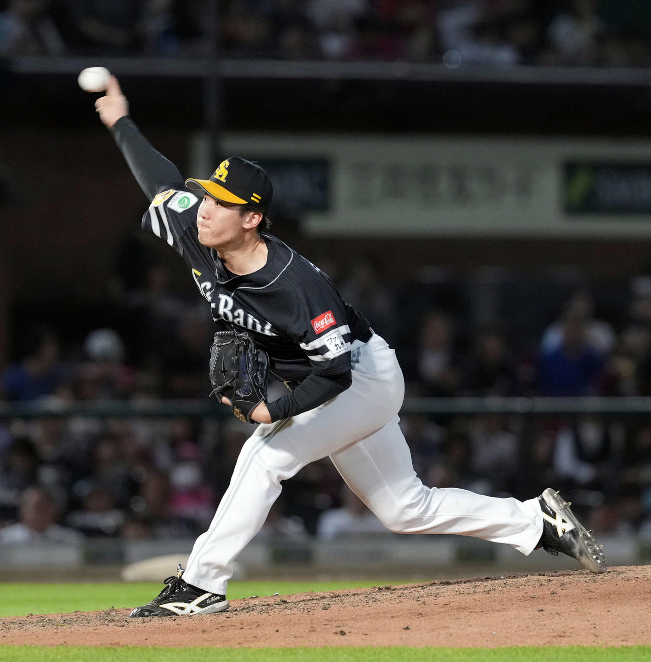 楽天対ソフトバンク　8回からマウンドに上がったソフトバンク木村（撮影・たえ見朱実）