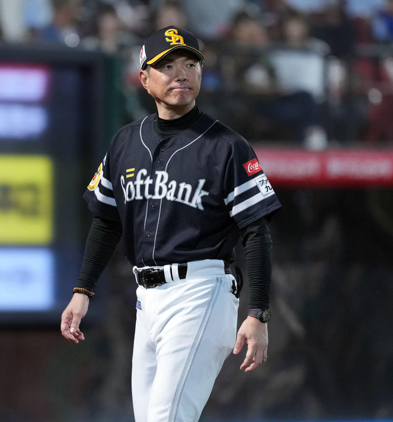 楽天対ソフトバンク　8回、選手の交代を告げベンチに戻るソフトバンク小久保監督（撮影・たえ見朱実）