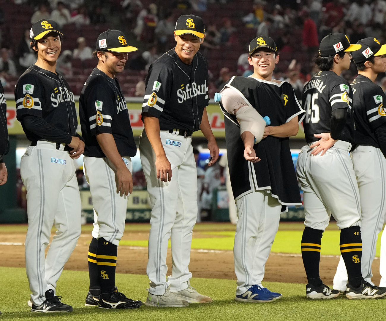 楽天対ソフトバンク　楽天に勝利し笑顔を見せるソフトバンク柳田（中央）らナイン（撮影・たえ見朱実）