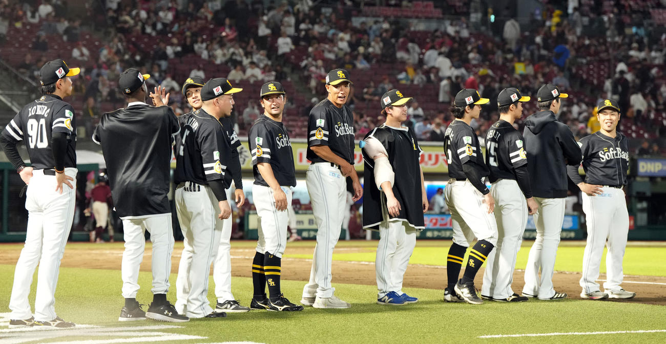 楽天対ソフトバンク　楽天に勝利し笑顔を見せるソフトバンクナイン（撮影・たえ見朱実）