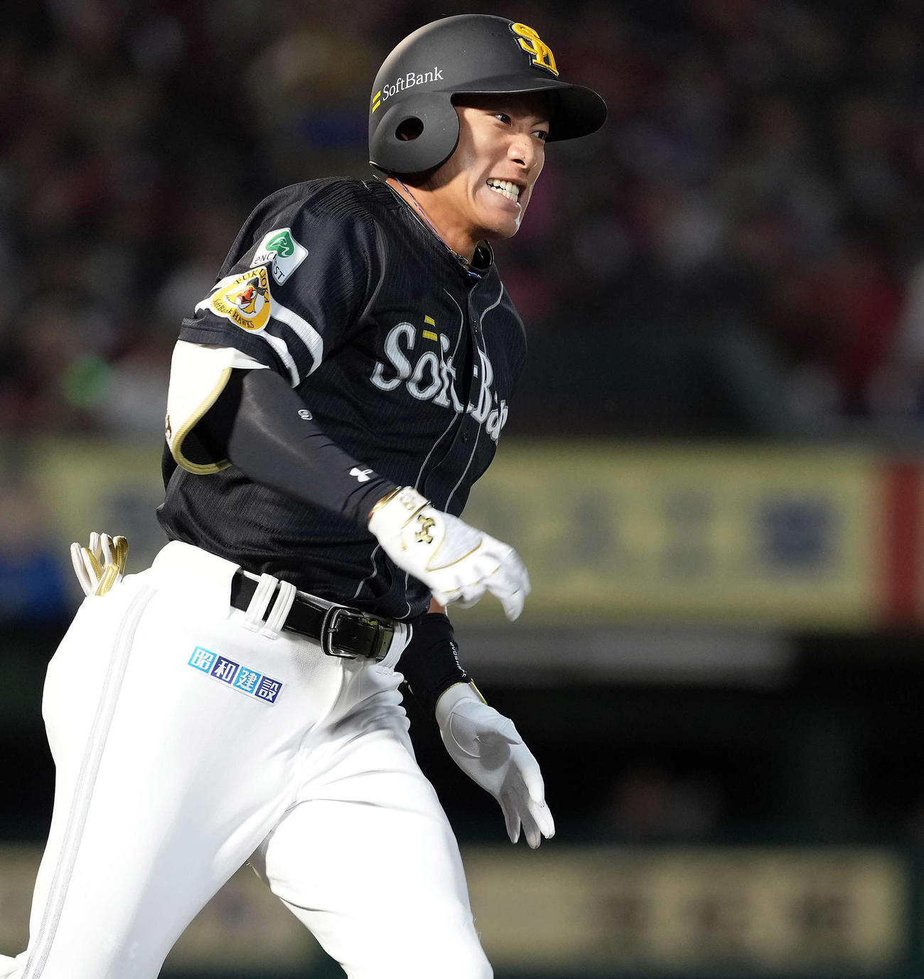 楽天対ソフトバンク　1回表ソフトバンク無死、右前二塁打を放ち笑顔を見せる柳田（撮影・たえ見朱実）
