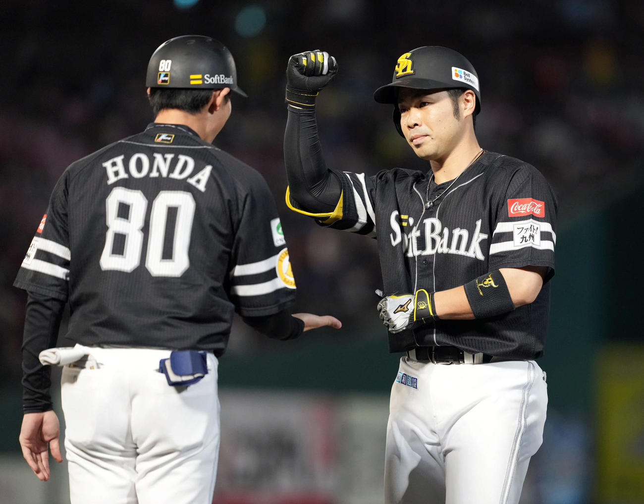 楽天対ソフトバンク　1回表ソフトバンク無死二塁、右前打を放ちポーズを決める近藤（撮影・たえ見朱実）